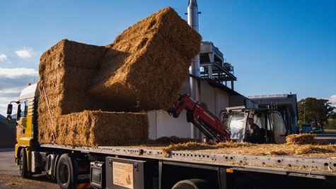 Abladen von Strohballen